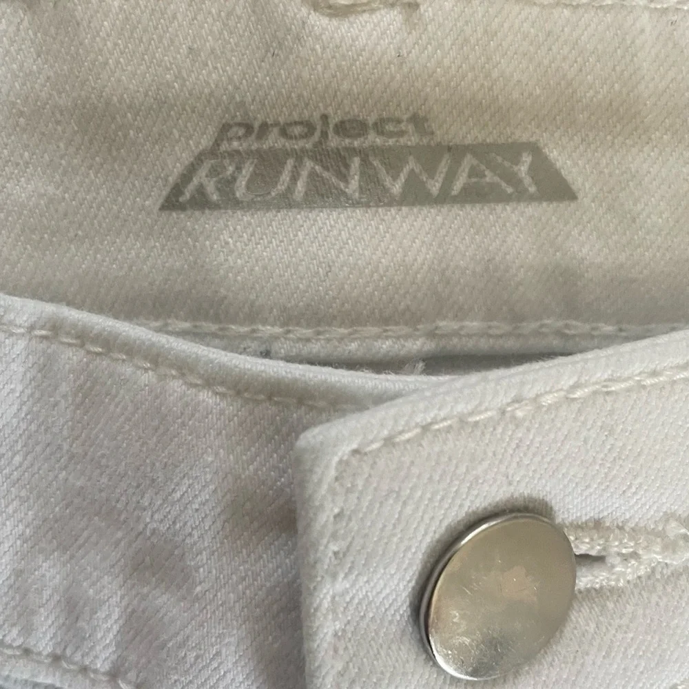 JCPenney Project Runway White Denim Distressed Skinny Jeans Women’s Size 2